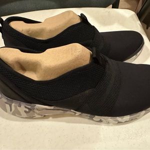 BZees Women's, Haven Slip-On Black Camo-Size 9M